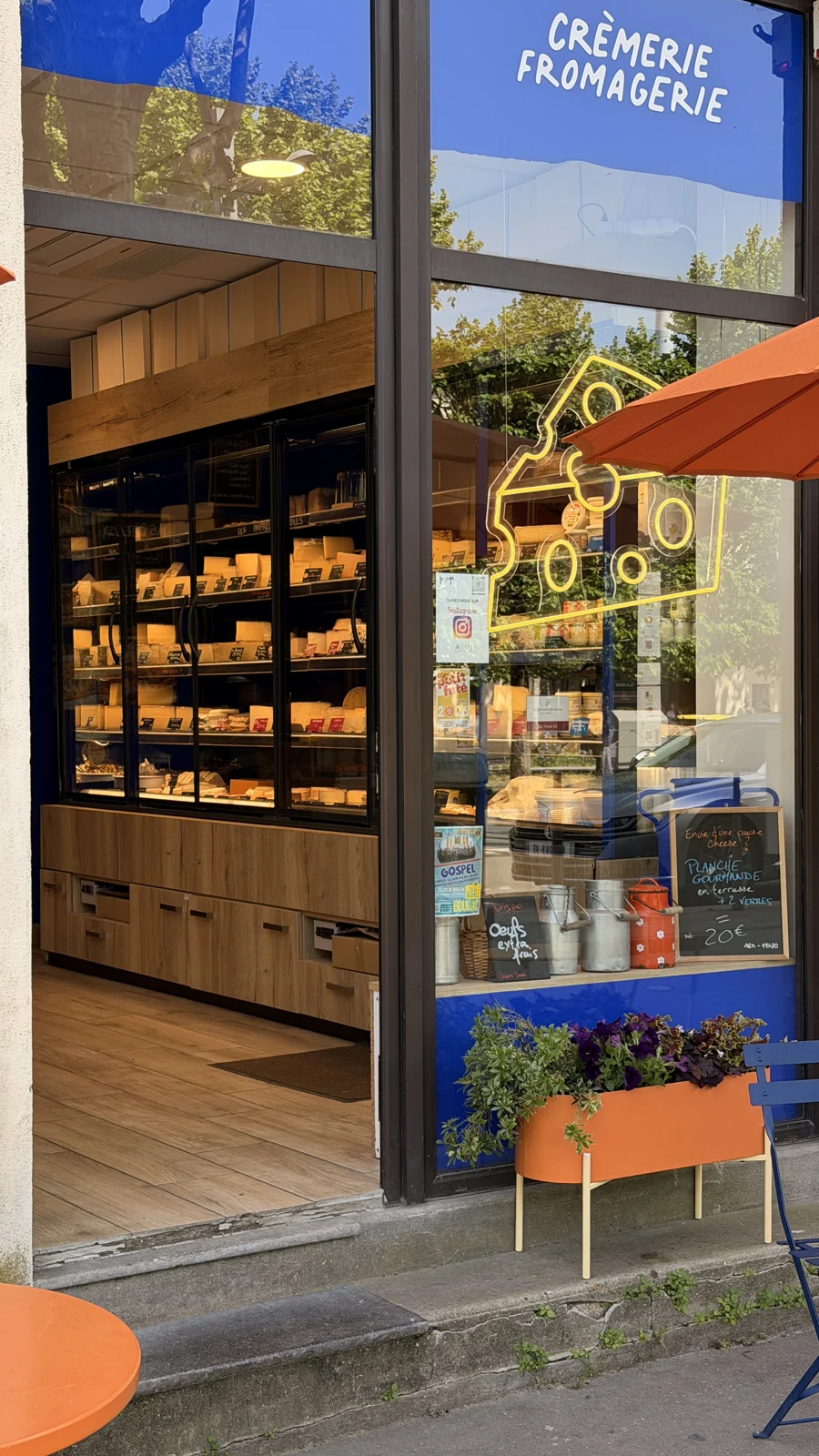 La porte ouverte de Mirga Bastide et ses vitrines de fromages