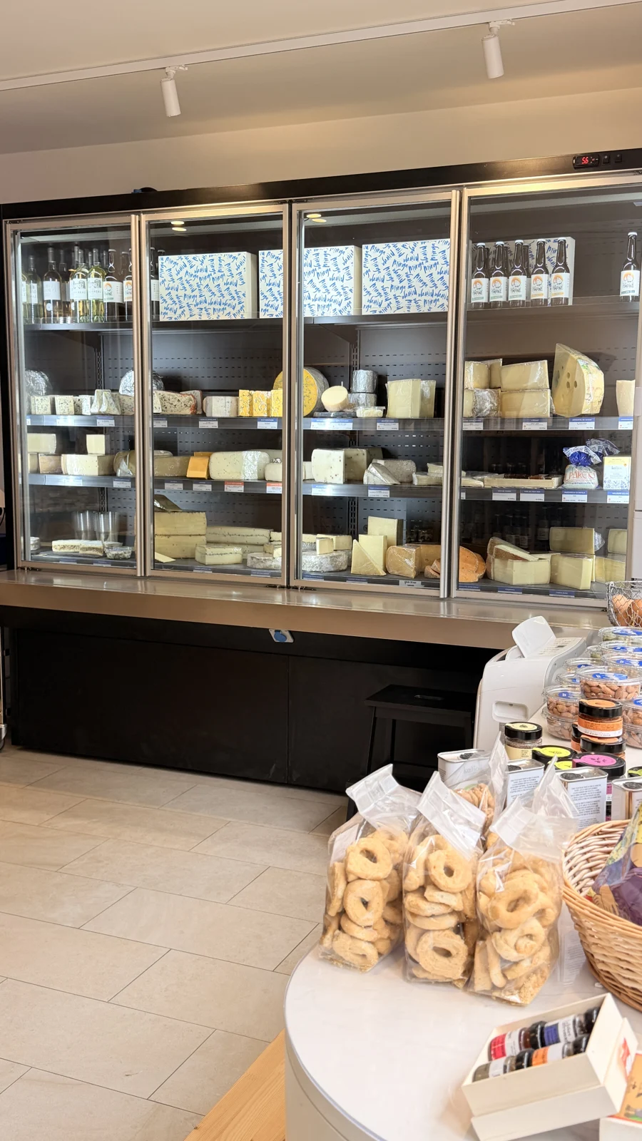 Les fromages et l’épicerie à l’intérieur de Mirga Latresne