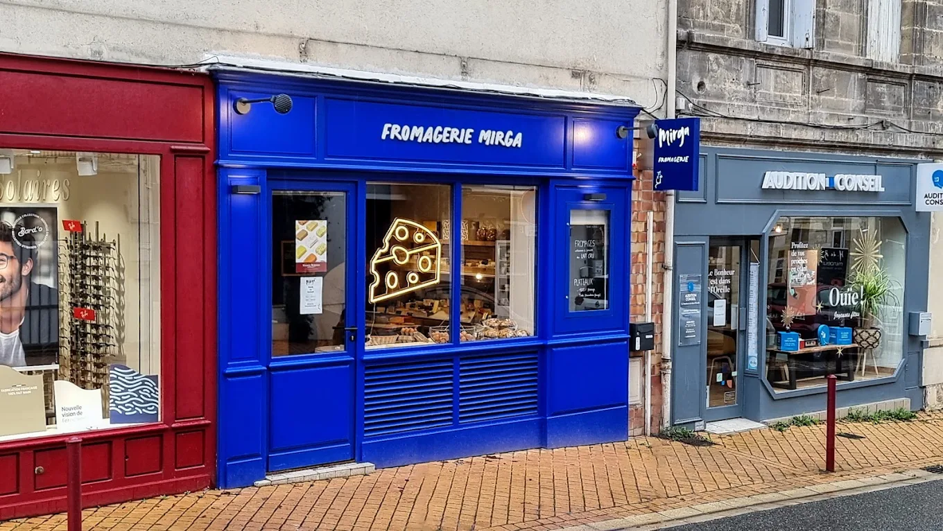 La devanture bleue de la fromagerie Mirga à Latresne